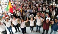 Claudia Sheinbaum (quinta de izq. a der.) en un evento en Santiago Tuxtla, ayer.