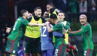 Jugadores del Tricolor celebran con el portero el triunfo de ayer en el Estadio Azteca.