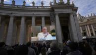 Mensaje del Papa Francisco fue transmitido en las pantallas de la plaza de San Pedro.