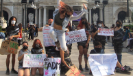 Estudiantes de la Academia Mexicana de la Danza, durante una protesta por el derecho a vivir libres de violencia en abril del 2021.