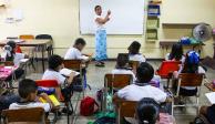 Alumnos de una escuela en Acapulco toman clases