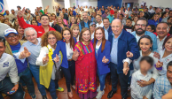 La panista (huipil rosa), reunida con simpatizantes durante su gira en Jalisco, ayer.