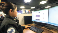 Una oficial  de la Policía Cibernética de la SSC, en pleno patrullaje digital, ayer.