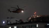 Un helicóptero israelí traslada a rehenes  liberados al  hospital, ayer.