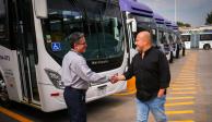 Enrique Alfaro entrega 7 nuevas unidades al servicio de Mi Macro Calzada.