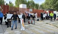 Integrantes de la CROC se manifestaron, ayer, a las afueras del recinto de San Lázaro.