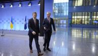 El ministro Dmytro Kuleba (izq.) y el secretario general de la OTAN, Jens Stoltenberg, ayer en Bruselas.