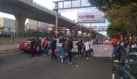 Manifestantes del sindicato de trabajadores del Colegio de Bachilleres mantiene bloqueo en Periférico Norte.