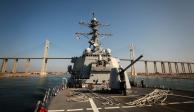 El destructor de misiles guiados USS Carney, clase Arleigh Burke, de la Armada de los EE. UU. transita por el Canal de Suez, Egipto, el 18 de octubre de 2023.