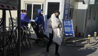 Mujeres llevan a menores al hospital en Pekín, China, el pasado 24 de noviembre.