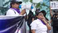 Mario Escobar y Dolores Bazaldúa, padres de Debanhi, en protesta frente a la FGE, el pasado 21 de abril.