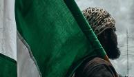 Un hombre carga una bandera de Nigeria