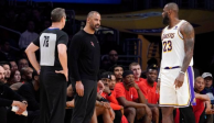 LeBron James e Ime Udoka, head coach de los Houston Rockets se enfrascan en discusión