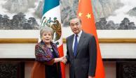 La canciller mexicana con su homólogo de China, ayer.