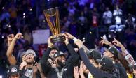 LeBron James levanta el trofeo que acredita a Los Angeles Lakers como los primeros monarcas de la Copa NBA.