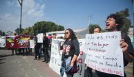 Trabajadores exigen aval de la reforma, afuera de San Lázaro, ayer.