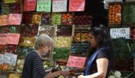 Una mujer compra fruta en un mercado de Buenos Aires, ayer.