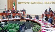 Votación durante la sesión del Consejo General del INE, ayer.