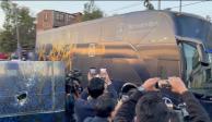 Autobús de Tigres es destrozado por pedrada de fans del América