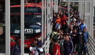 Los usuarios se aglomeran para abordar una unidad del Metrobús en una ruta provisional habilitada del Cetram Pantitlán al Metro Velódromo, ayer.