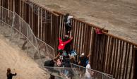 Migrantes intentan cruzar a Estados Unidos desde México.