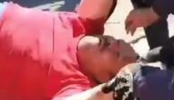 Policías desalojan violentamente a vendedor de carbón mientras su hijo llora.