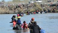 Migrantes atraviesan el río Bravo, de Piedras Negras hacia Eagle Pass.