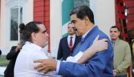 El presidente venezolano (de chamarra azul), Nicolás Maduro, abraza al empresario recién liberado Alex Saab, ayer, en el Palacio de Miraflores.