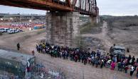 Migrantes esperan para entrar a Eagle Pass, Texas, ayer.