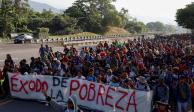 Paso de la caravana, ayer por Chiapas; calculan 6 mil indocumentados.