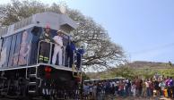 Pobladores observan el arranque del primer tren de pasajeros y carga que operó el 22 de diciembre, en Oaxaca.