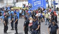 Policías vigilan una protesta en calles de Buenos Aires, ayer.