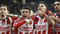 Jugadores de Chivas celebran un gol en el Torneo Apertura 2023 de la Liga MX.