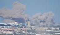 Nubes de humo se aprecian tras un bombardeo israelí al sur de Gaza, ayer.