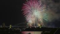 Fuegos artificiales explotan sobre el puente de la bahía de Sydney al inicio de las celebraciones de Año Nuevo en Sydney, Australia, el 31 de diciembre 2023. (AP Foto/Mark Baker)