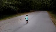 Niño logra salir de camioneta accidentada y camina solo en la carretera para pedir ayuda.