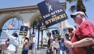 Actores y guionistas en huelga protestaron afuera de los estudios Paramount, en Los Ángeles, el pasado 14 de julio.
