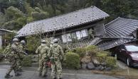 Militares inspeccionan viviendas y edificios derrumbados en busca de víctimas.