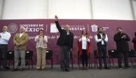 Presidente López Obrador (centro) defiende continuidad de programas sociales.