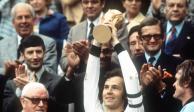 Franz Beckenbauer levanta la Copa del Mundo como capitán de Alemania.