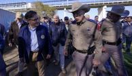 Mike Johnson (de chamarra azul), líder de la Cámara de Representantes, en una visita a la frontera para presionar al Gobierno, durante la semana pasada.