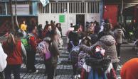 Alumnos de primaria hacen fila para ingresar a su escuela, ayer, en la CDMX.