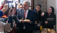 El Presidente López Obrador cortó ayer la rosca con los reporteros de la fuente.