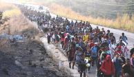 Cientos de indocumentados caminan por la carretera de Arriaga, Chiapas, ayer.