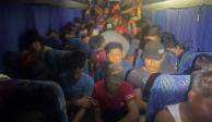 182 migrantes fueron rescatados de un autobús en Veracruz.