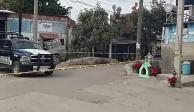 Autoridades acordonaron el sitio en donde tres hombres fueron asesinados en la ciudad de Cuautla, ayer.