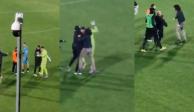 El papá de un futbolista ingresó a la cancha para agredir al portero del equipo rival en un partido de la Serie C de Italia.