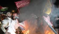 Manifestantes queman banderas de Israel, RU y EU afuera de la embajada británica en Teherán, Irán, ayer.