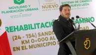 El gobernador de NL, Samuel García, ayer, durante la supervisión de proyectos en el sur de la entidad.