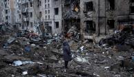 Una mujer mira su edificio de apartamentos fuertemente dañado por un ataque de misiles rusos, en medio del ataque de Rusia a Ucrania, en Kiev, Ucrania 2 de enero 2024.